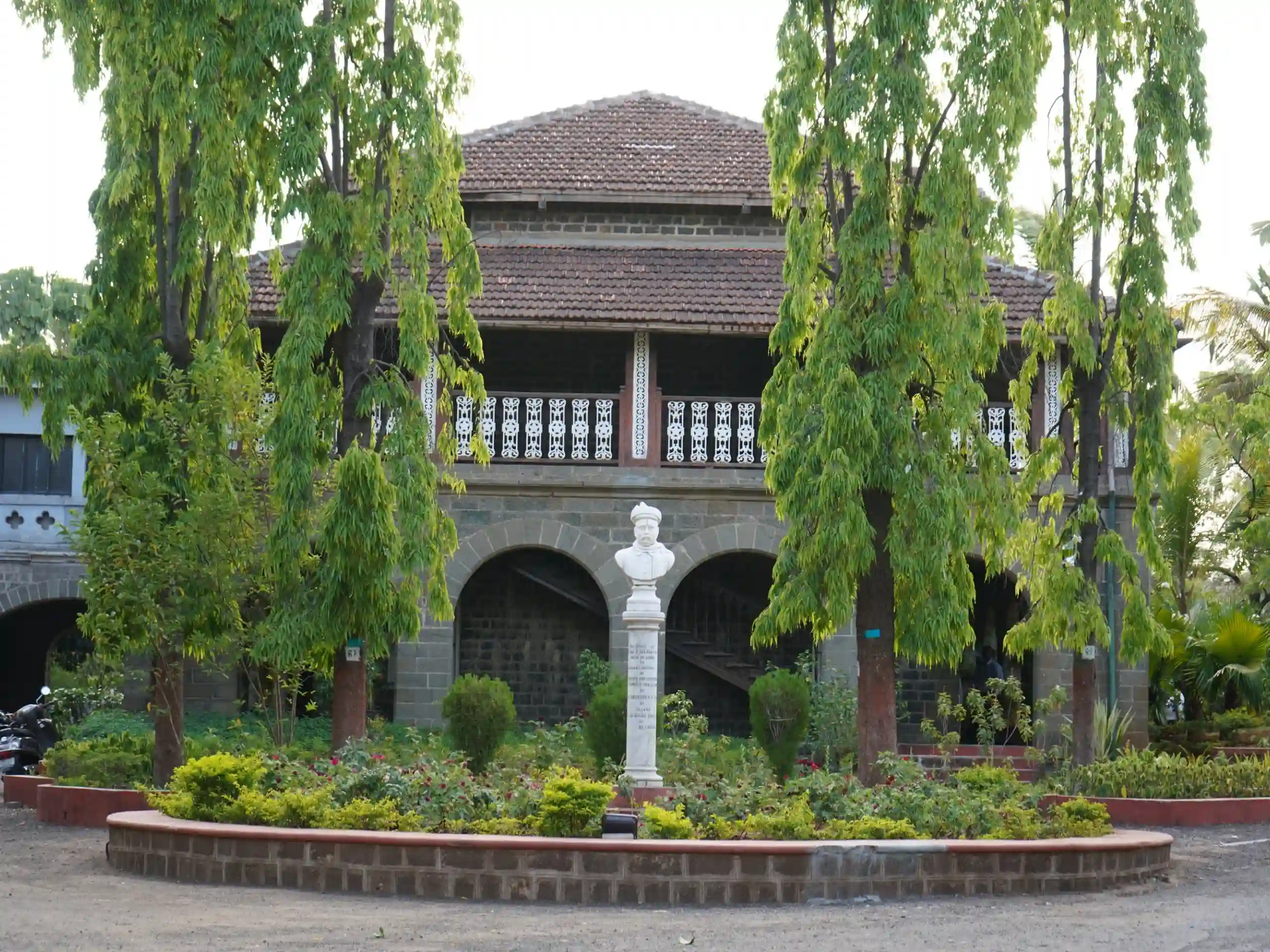 statue