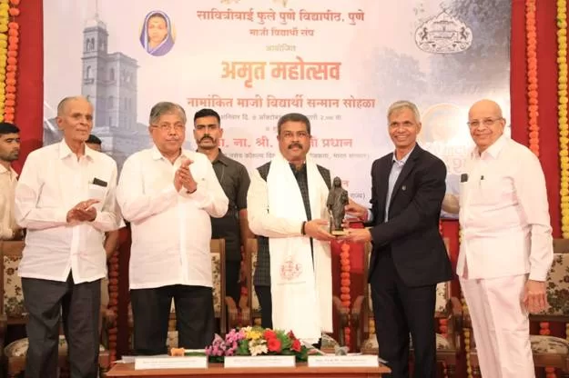 केंद्रीय शिक्षा मंत्री ने GIPE के 29वें दीक्षांत समारोह को संबोधित किया और पुणे के सिम्बायोसिस अंतरराष्ट्रीय विश्वविद्यालय में सिम्बायोसिस ईशान्या भवन का उद्घाटन किया
